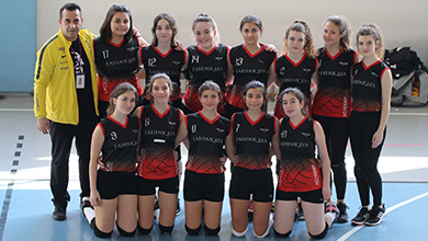 Özel Rasim Şahinkaya Fen ve Anadolu Lisesi Kız Voleybol Takımı 2. kümede gerçekleştirilen ilk maçını galibiyetle tamamladı.