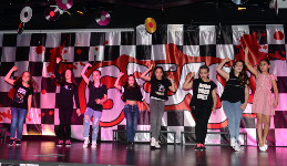 The Broadway Show ‘Grease’ ile devam etti