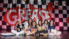 The Broadway Show ‘Grease’ ile devam etti