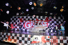 The Broadway Show ‘Grease’ ile devam etti