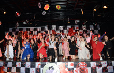 The Broadway Show ‘Grease’ ile devam etti