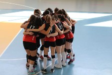 Özel Rasim Şahinkaya Fen ve Anadolu Lisesi Kız Voleybol Takımı 2. kümede gerçekleştirilen ilk maçını galibiyetle tamamladı.