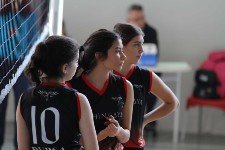 Özel Rasim Şahinkaya Fen ve Anadolu Lisesi Kız Voleybol Takımı 2. kümede gerçekleştirilen ilk maçını galibiyetle tamamladı.