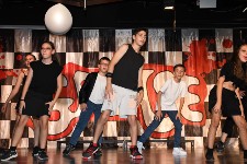 Göz Kamaştıran Grease Müzikali Performansı